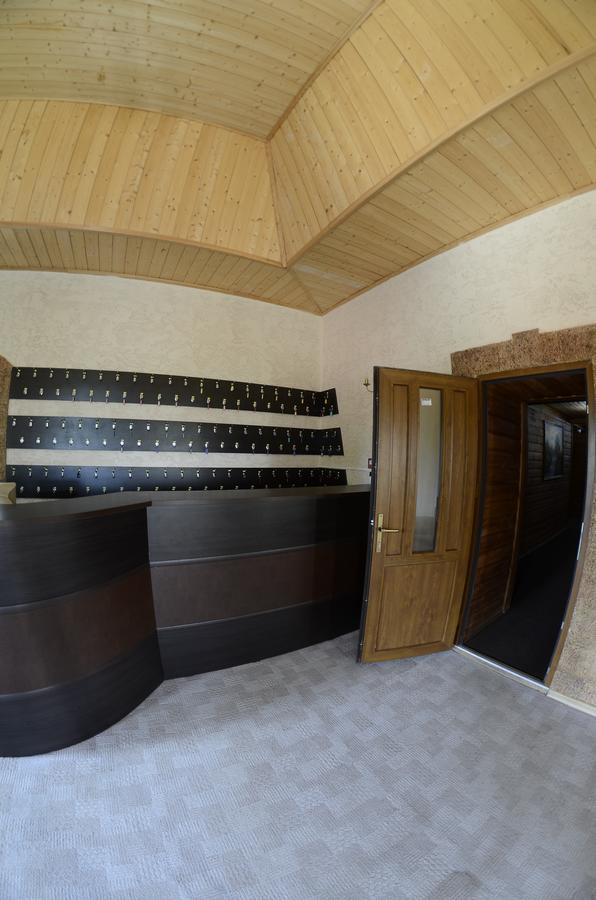 Curtea Boierului Hotel Peresecina エクステリア 写真