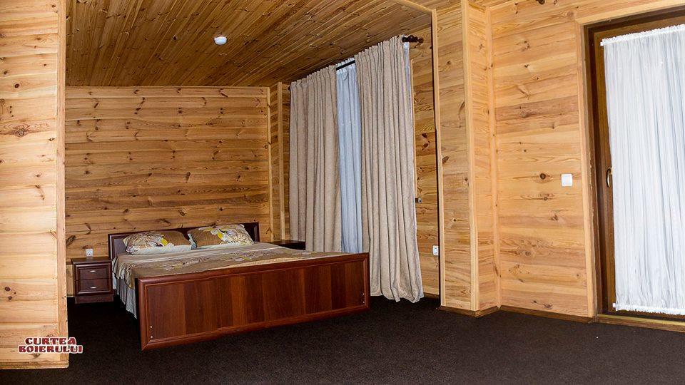 Curtea Boierului Hotel Peresecina エクステリア 写真