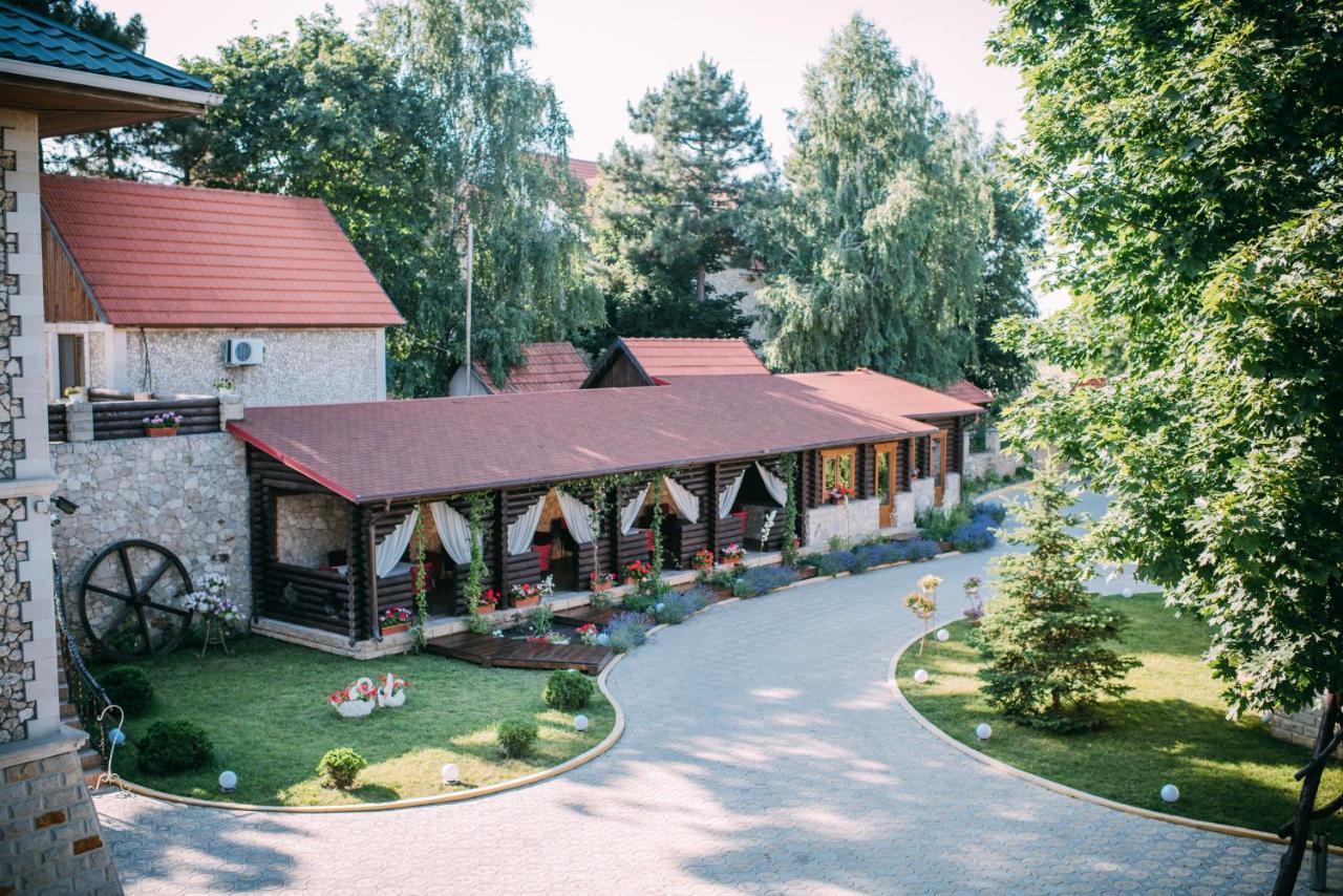 Curtea Boierului Hotel Peresecina エクステリア 写真